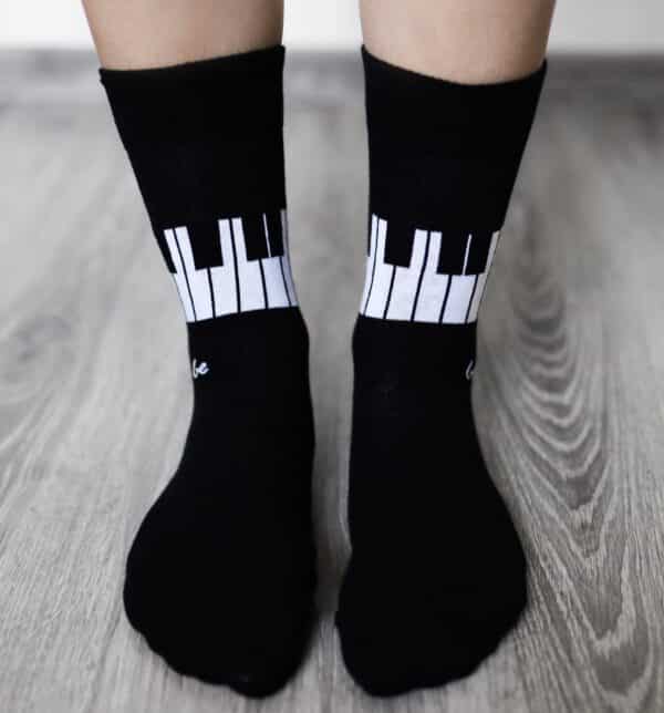 Be Lenka barefoot sokid Piano